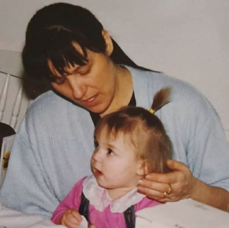 Maezia Kjellberg with her mother Franca Bisogin during her early age.